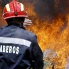 Un bombero intenta apagar el fuego que se registró en la sierra de La Culebra, en Zamora