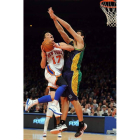 Gustavo Ayon intenta bloquear a Jeremy Lin de los Knicks