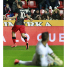 De Marcos celebra el gol de la sentencia. ALBERTO MORANTE