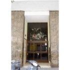 Portal del inmueble donde murió apuñalada la mujer.