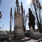 Vista de la tumba familiar del cementerio municipal de Cacabelos en la que reposan los restos de Pedro Peñamil Potes.