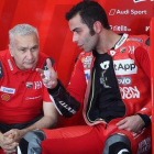Davide Tardozzi, uno de los jefes de Ducati Corse, conversa con Danilo Petrucci.