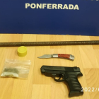 Pistola falsa, barra de hierro, navaja y marihuana intervenidas. POLICÍA LOCAL