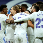 Los jugadores del Real Madrid celebran el segundo gol de su equipo. EMILIO NARANJO