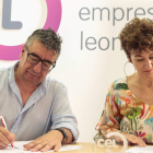 Pedro Barrio, Asprona, y María Luisa Ibán, CEL, firman el convenio de colaboración. CAMPILLO