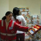 Una voluntaria de Cruz Roja, durante el último reparto de alimentos