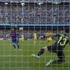 Messi lanza un penalti 'a lo panenka'