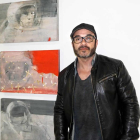 El artista Fernando V. Mourelo con una de sus obras. CUEVAS