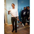 Un vendedor ofrece recuerdos del presidente electo, Barack Obama, frente a la Casa Blanca