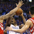 Serge Ibaka trata de deshacerse de Greg Smith y Jeremy Lin para encestar.