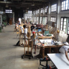 Los jóvenes ejecutaron parte de sus obras en los talleres rodeados de un paisaje rural-industrial.
