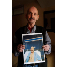 Antonio, convaleciente en la casa hogar de San Vicente de Paúl, con la foto que le hicieron tras operarse del corazón. JESÚS F. SALVADORES