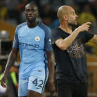 Touré Yaya y Guardiola, en un amistoso que jugó el City ante el Dortmund en China esta pretemporada.
