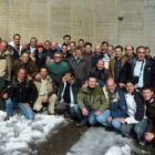 El grupo de Pescaleón, frente al imponente muro del embalse de Riaño.