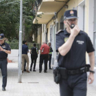Agentes de policía ante la vivienda de la víctima. NATXO FRANCÉS
