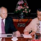Moratinos conversa con su homólogo marroquí, Mohamed Benaissa