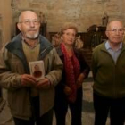 Sobrinos nietos del beato berciano, con su foto, ayer en el monasterio