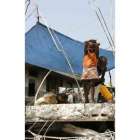 Unos niños haitianos juegan entre los escombros.