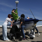 Uno de los usuarios del CRE de Discapacidad y Dependencia de San Andrés durante la jornada de vuelo adaptado en la Academia Básica del Aire. FERNANDO OTERO