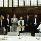 La alcaldesa Manuela Carmena posa con Puigdemont, Junqueras y Romeva, ayer, en Madrid.