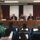 Valcarce, Calvo y Arias asistieron a la firma de los contratos en la sede berciana de la Diputación. DL