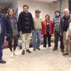 El alcalde visitó a los voluntarios que repartieron alimentos.