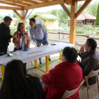 Los concejales Eduardo Tocino y Aurora Baza entregan las llaves a los ocho beneficiarios