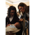 Milagros Marcos, con una madre y su bebé.