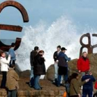 Personas en el Peine del Viento en San Sebastián contemplando las olas