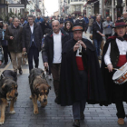 Los campeones recorrieron la Calle Ancha hasta Botines, acompañados por las autoridades y un grupo de dulzaineros. JESÚS F. SALVADORES