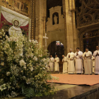 Los tres diáconos y el presbítero en un momento de su ordenación ayer en la Catedral. FERNANDO OTERO