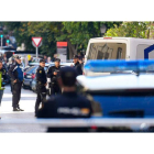Imagen de la policía tras el atentado sufrido por el político en el barrio de Salamanca. RODRIGO JIMÉNEZ