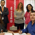 La entidad financiera ha firmado un convenio de ayuda con los transpostistas leoneses.