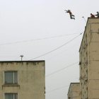 Un aficionado ruso al parkour salta desde un edificio de 18 metros de alto a otro de 14 metros en San Petersburgo (Rusia)