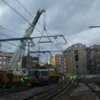 Para encarrilar la locomotora fue necesario emplear una grúa pesada