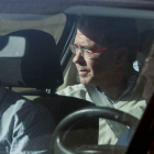 El ex consejero de Presidencia de la Comunidad de Madrid, ayer, saliendo de su casa en  Valdemoro tras un registro.