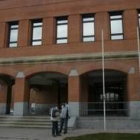 Estudiantes en el exterior de la Escuela Superior de Industriales en el Campus de Vegazana de León