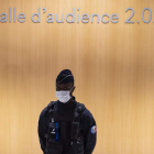Una policía vigila la sala donde se leyó la sentencia por el atentado de Charlie Hebdo. IAN LANGSDON