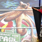Gabi Barke, cuidador de Paul, coloca un crespón negro en el cartel del acuario de Oberhausen.