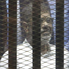 El ex presidente egipcio, Mohamed Mursi, durante la sesión de ayer del juicio.