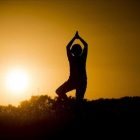 Mujer haciendo yoga en la naturaleza.