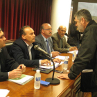 Canedo, Arias, Cubelos y Rey, escuchan a Fernando Álvarez.