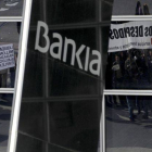 Sede central de Bankia, en la imagen, una protesta se refleja en una cristalera.