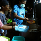 Afectados por el tsunami reciben alimentos