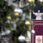Benedicto XVI saluda a los fieles que asistieron al rezo del Ángelus.