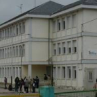La imagen de archivo muestra la entrada, parte del patio y la fachada del colegio de Puente
