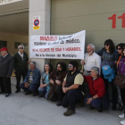 Un grupo de vecinos protestó ayer en el centro de salud de Astorga.