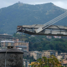 Los escombros del puente que ha colapsado en Génova.  /