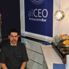 Abel, en el comedor de su restaurante Alceo, a los pies del ábside de la Catedral.