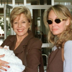 Fotografía de archivo de Laura Valenzuela junto a su hija Lara Dibildos, en 1998. MARTA CACHO